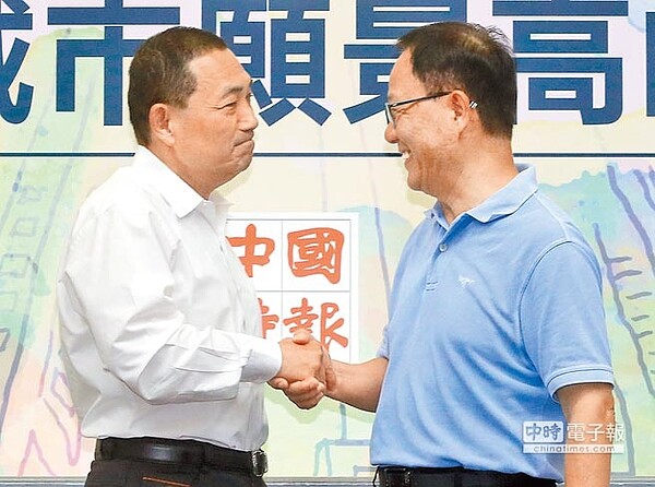 國民黨台北市長參選人丁守中（右） 和新北市長參選人侯友宜（左）30日獲邀出席由《中國時報》主辦的「雙北城市願景高峰會」，是兩人參選後首次同台，一同暢談反深澳燃煤、擴大軌道建設等重大議題，會議前兩人合影留念。（趙雙傑攝）