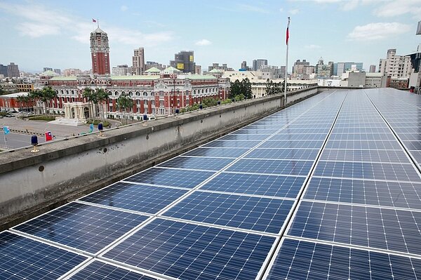 圖為國發會在辦公所在的北市寶慶大樓屋頂架設完成約120坪的太陽能板。 圖／聯合報系資料照片