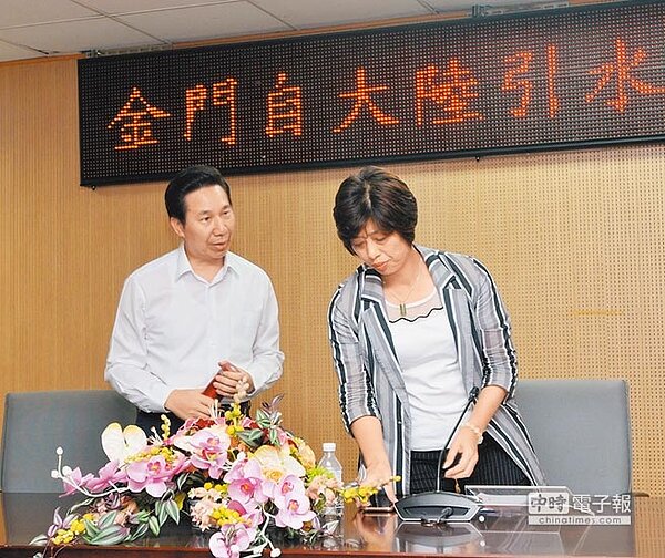 金門縣長陳福海（左）與縣議長洪麗萍（右）因大陸通水案「內戰」。（李金生攝）