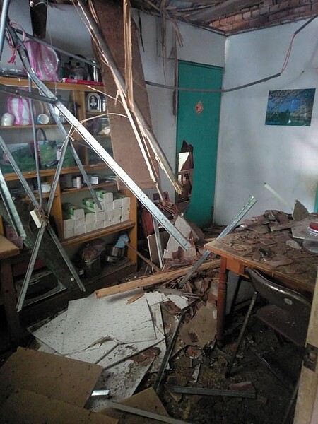 新店民宅坍塌 天花板壓婦人 (新北市消防局提供)