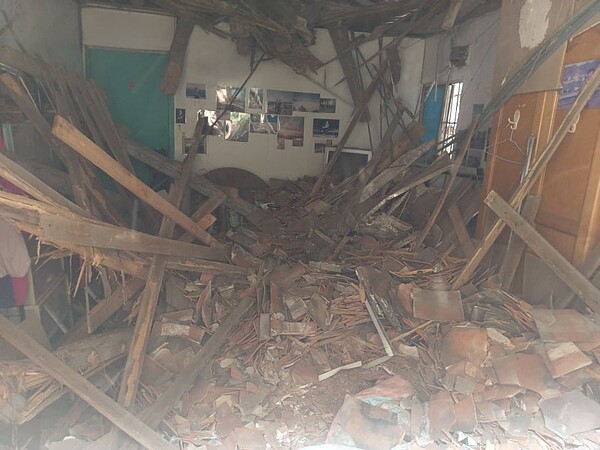 新店民宅坍塌 天花板壓婦人 (新北市消防局提供)