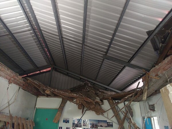 新店民宅坍塌 天花板壓婦人 (新北市消防局提供)