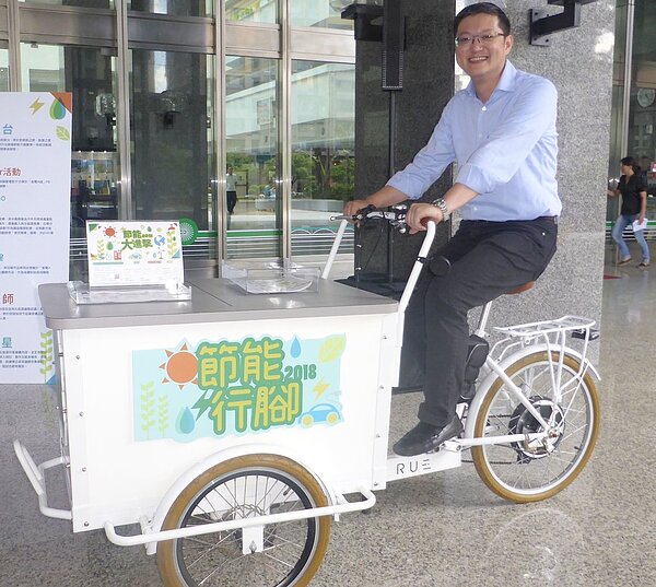 高市經發局長李怡德說,為了「縣市共推住商節電行動」,會以這輛行動腳踏車到全市各區走透透,告知並協助民眾申請節電補助。記者楊濡嘉/攝影