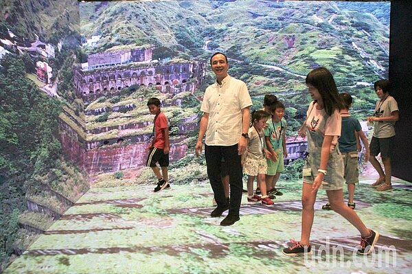 行政院擴大托育補助明天就要上路,不過地方也要負擔15%,新北市長朱立倫主張,第一年由中央全額負擔,未來再由地方配合,比較符合預算精神。記者魏翊庭/攝影