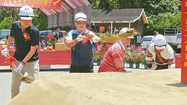 苗栗縣泰安鄉公所行政大樓工程一波三折,縣長徐耀昌(左二)、鄉長劉美蘭(左三)等人昨天持鏟動土。 記者范榮達/攝影