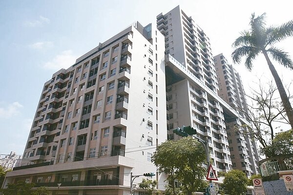 北市文山區的興隆D2區公宅今起受理申請。昨記者會上,市長柯文哲說,現在蓋的公宅都是從美學角度出發,外觀看起來簡直就像是豪宅。 記者杜建重/攝影