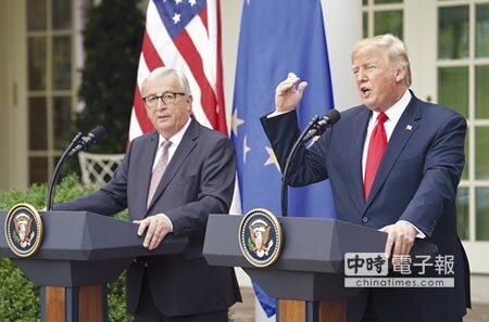 
美國總統川普（右）日前與歐盟執委會主席容克（左）共同發表聯合聲明，雙方同意就降低關稅及非關稅障礙進行協商。圖／本報資料照片
 