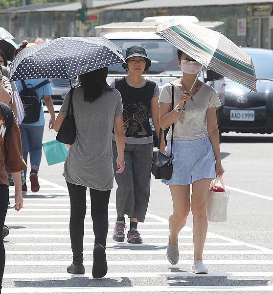 昨天天氣晴朗炎熱,北部地區恐飆破37度,提醒民眾注意防曬多喝水,避免熱傷害。 記者曾吉松/攝影