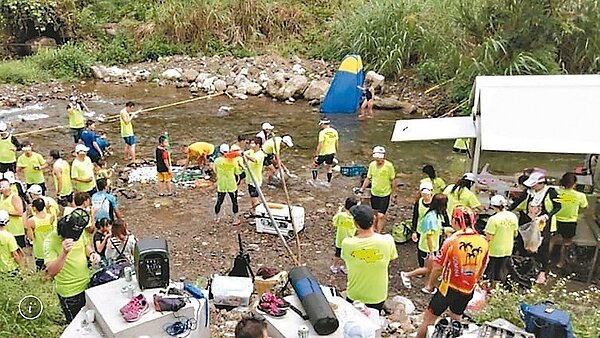 大雪山居民向市議員蘇慶雲反映,暑假以來橫流溪畔都是人群,餐車直接拉鄰近河川,破壞生態。 圖/蘇慶雲提供