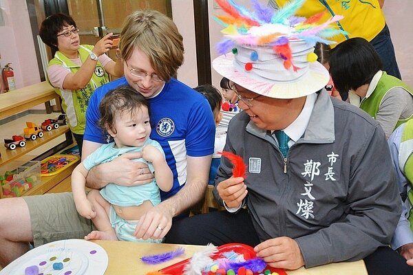 桃園市長鄭文燦近年推動333托育政策,減輕家長負擔,圖為公設民營的蘆竹托嬰中心去年開幕照片。 圖/桃園市府提供