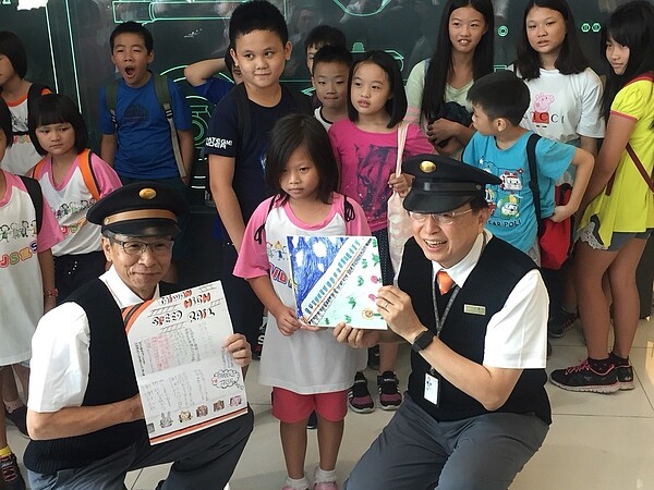 名導演吳念真(前左)與高鐵董事長江耀宗(前右)接受小朋友寫的感謝卡片。記者洪安怡/攝影