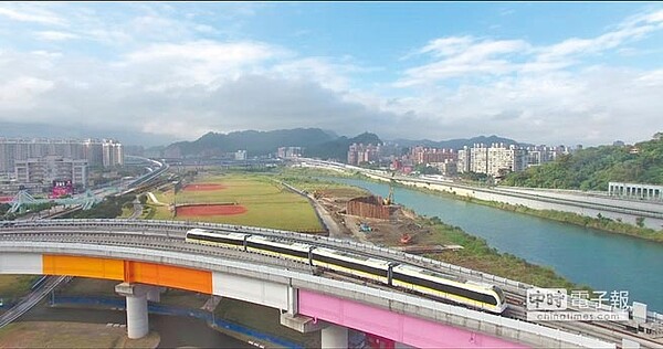 新北捷運環狀線17列全新電聯車組隊完畢,預計9月開始全線測試。(北市捷運局提供)