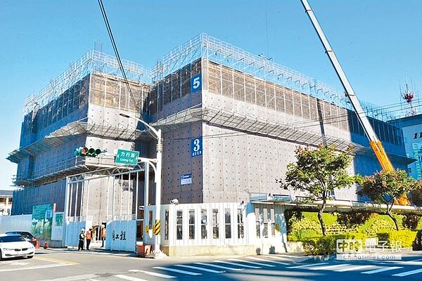 桃園市府4年2萬戶社會住宅的政策,遭議員認為根本跳票,研考會監督不周。(甘嘉雯攝)