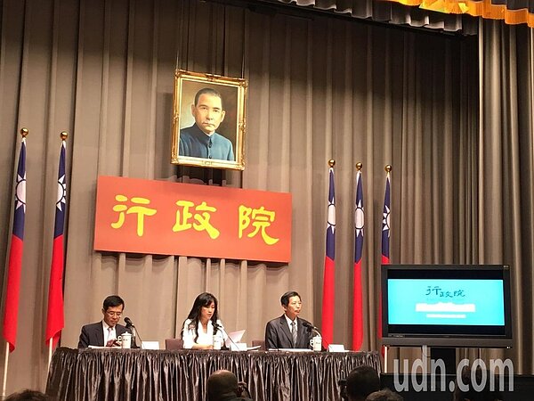 行政院發言人Kolas Yotaka(中)主持行政院會後記者會。記者周佑政/攝影