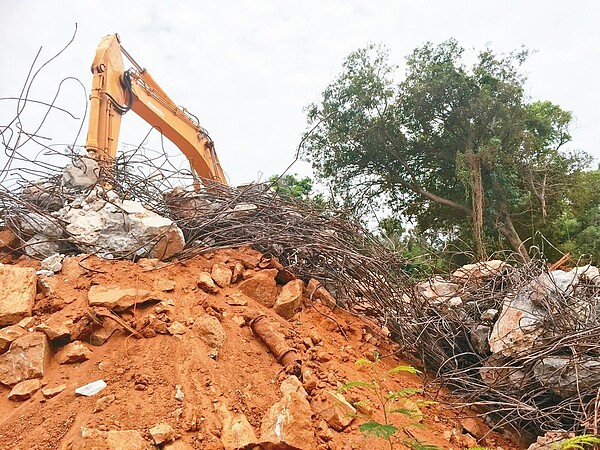 金防部昨雇怪手加速剷平被拆的三座建物廢棄物。 記者蔡家蓁/攝影