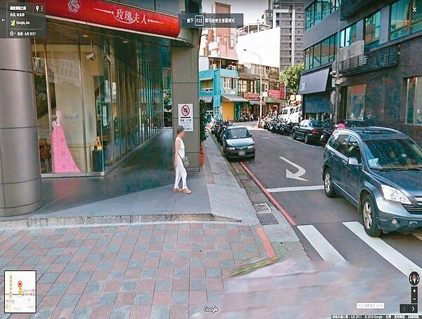 北捷松山線完工後,總計復舊1萬2366公尺的人行道,台北市議員戴錫欽接獲民眾陳情,指人行道復舊後出現高低差,暗藏「跌倒陷阱」。 圖/取自Google map