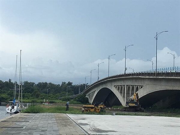 台南安平商港遊艇碼頭簽約超過半年，至今僅整地，未動工。（讀者提供）
