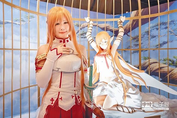 夢時代暑假舉辦「翻轉動漫祭」，主辦單位還邀來麻豆Cosplay《刀劍神域》妖精女王。（夢時代提供）