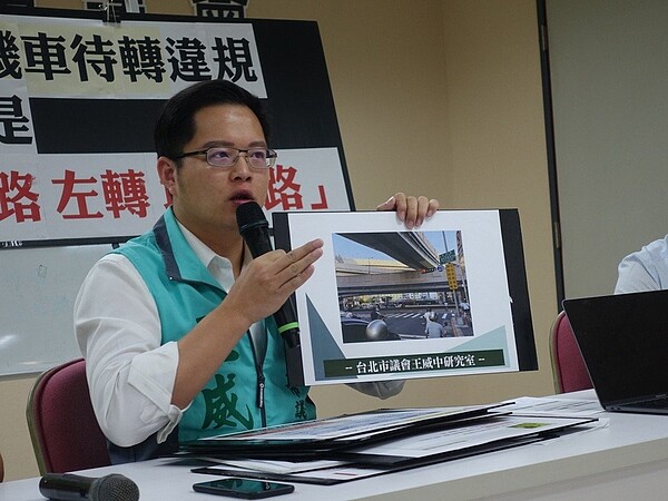 北市「塔悠路南京東路口」連3年蟬聯取締「機車未依規定兩段式左轉」冠軍,光去年就開出4158張罰單,進帳近250萬元,市議員王威中質疑把機車族當作提款機。記者邱瓊玉/攝影