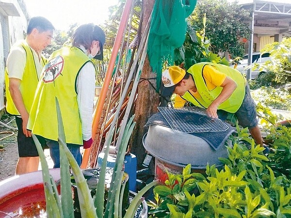 高雄市衛生局針對本土登革熱個案，都會發動大規模疫調與環境稽查。 圖／高雄市衛生局提供