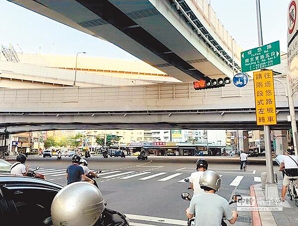 同一條路竟要機車待轉！市議員王威中公布「機車未依規定兩段式左轉」10大違規路口，其中塔悠路、南京東路口蟬聯3年榜首，因路段彎折角度大，機車需在「塔悠路待轉塔悠路」，一不注意就會被開罰，去年共開出超過4000張罰單。（王威中議員研究室提供）
