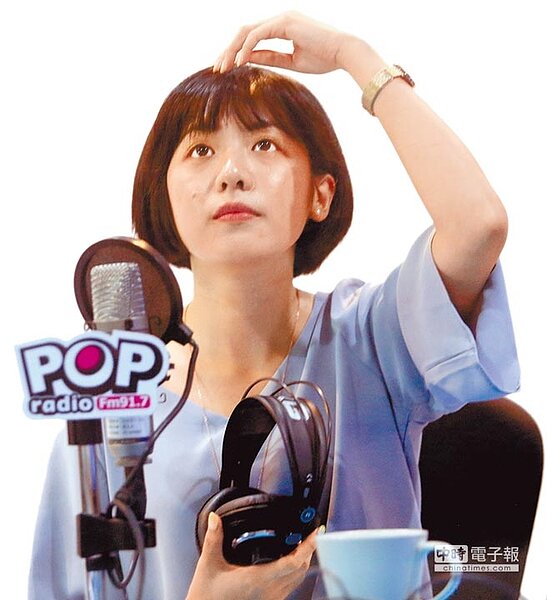 學姊黃瀞瑩2日接受廣播節目專訪。(范揚光攝)