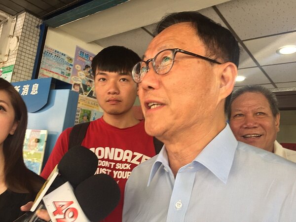 國民黨台北市長參選人丁守中上午走訪北市信義區廣居里。記者楊正海/攝影