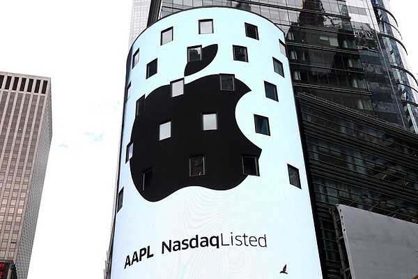 蘋果公司市值突破1兆美元里程碑,財經網站CNBC報導,該股不同於達康泡沫的瘋漲現象。路透