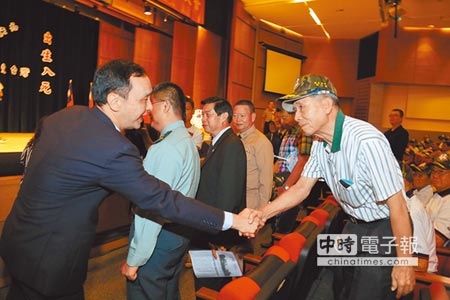 適逢823砲戰勝利60周年，新北市長朱立倫（左）3日出席由中華民國823戰役戰友總會舉辦的追思紀念會。（葉書宏攝）
