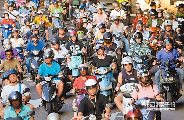 立法院日前三讀通過空汙法修正案引發爭議,環保署27日表示,會分階段、分期程淘汰老舊高汙染車輛,圖為下班時間,台北市街頭擠滿騎乘機車的民眾。(范揚光攝)