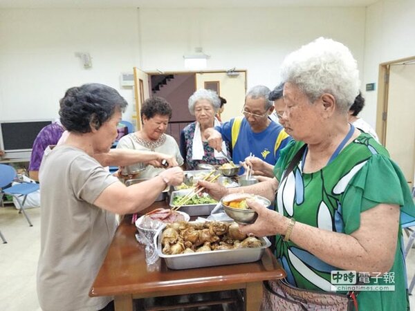 人氣旺金山區公所今年8月在六股里活動中心，設立第4座銀髮族俱樂部，提供65歲以上長者免費共餐和運動空間。（李其樺翻攝）