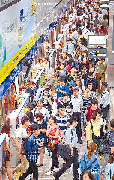 台北捷運上下班人潮眾多，市議員王欣儀建議捷運公司在月台畫設「孕婦優先等候區」，打造北市成為充滿愛與關懷的友善城市。（本報資料照片）
