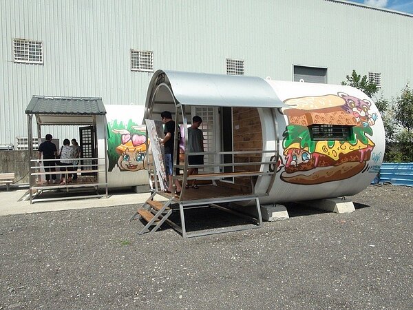涵管屋雖然不打地基,還可移動搬遷,仍須依建築法辦理建照或臨時建築許可。記者余采瀅/攝影