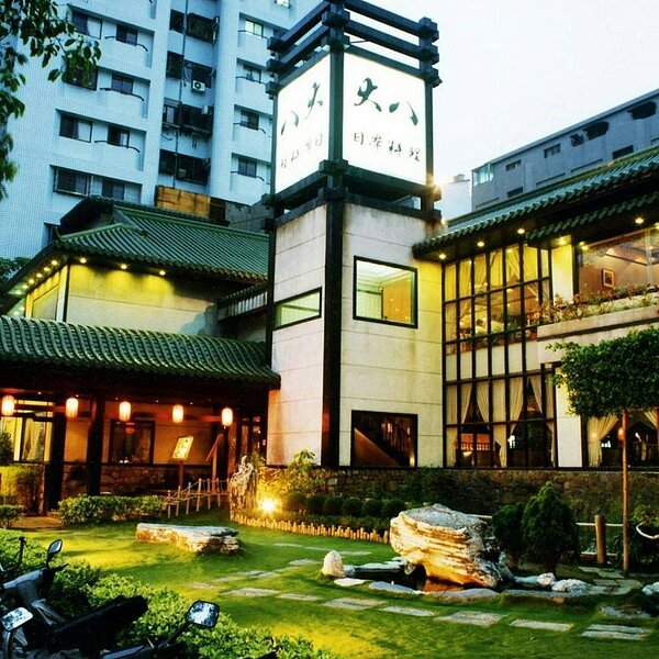 高雄知名連鎖餐飲業大八集團驚傳跳票,位在高雄市政府附近的四維店以日本料理著稱,8月15日起停止營業。記者謝梅芬/翻攝