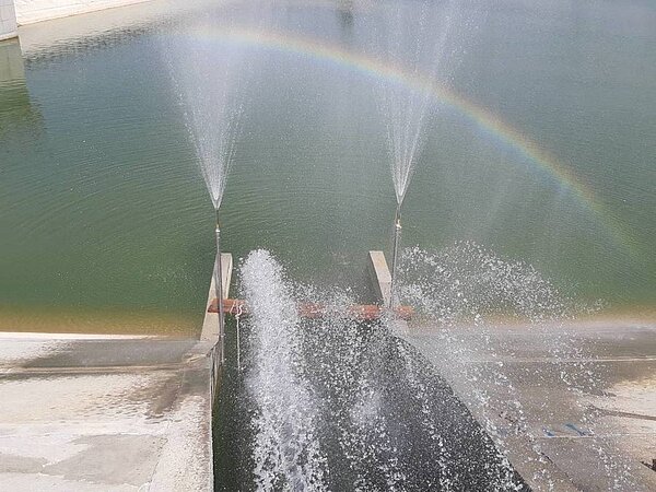 兩岸通水儀式正在進行最後的採排儀式,當天將安排噴水特效,今天進行測試。圖/主辦單位提供