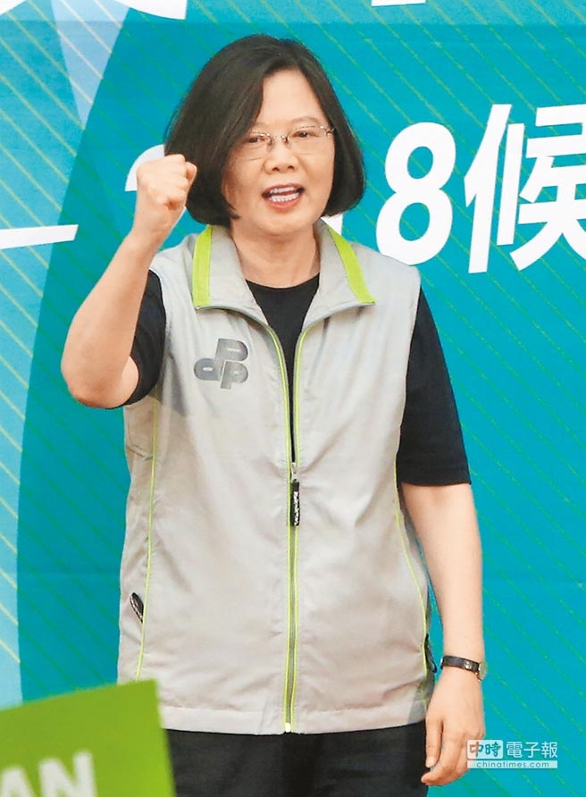 蔡英文總統3日出席民進黨舉行的台北市長和市議員參選人授旗誓師大會，下午前往宜蘭慈雲寺參拜，她表示台灣經濟成長率已經連續4季超過3％，比南韓還好。（趙雙傑攝）