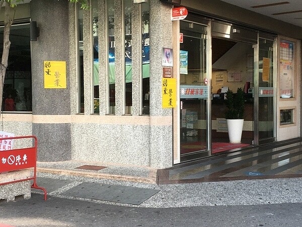 國道客運日統客運驚傳結束營業,讓許多乘客不捨,董事長林義風表示,目前因經營困難,先出售總站大樓,結束營業一事仍在考慮。記者陳雅玲/攝影