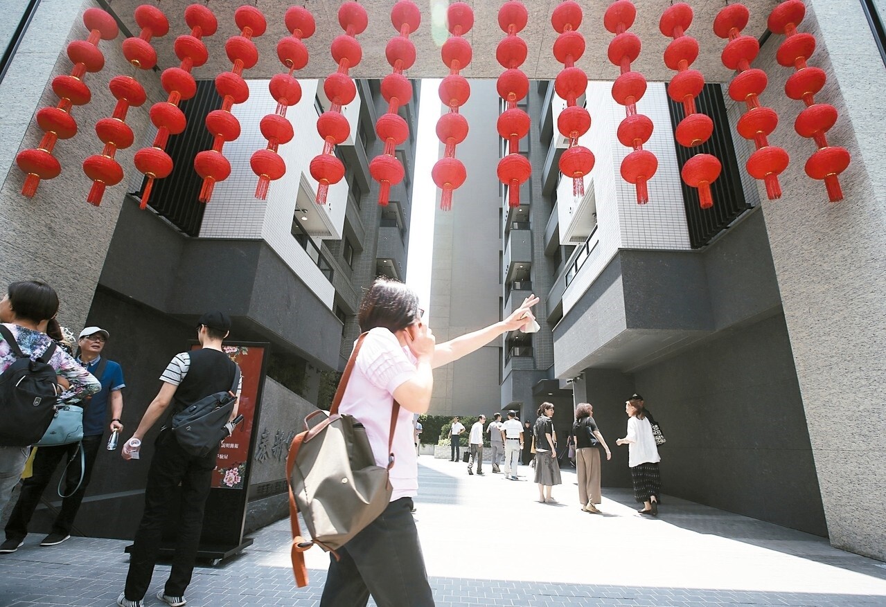 建商主動收回重建海砂屋的「潤泰雙子星」昨天完工交屋。 記者林澔一／攝影