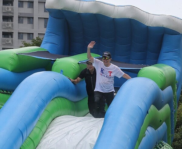 前總統馬英九上午參加林口運動公園活動,爬上充氣滑水道時,滑水道意外垮下來,幸虧只是虛驚一場。記者任忠泰/攝影