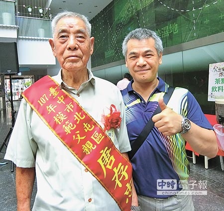 台中市北屯區86歲模範父親唐存忠（左），曾長期照顧身障老兵食宿，陪同兒子說，爸爸行善對他們是最好身教。（盧金足攝）