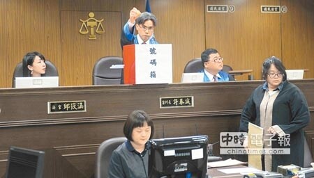 圖為台北地院舉辦國民參與刑事案件模擬法庭活動，審判長許泰誠現場抽出備取國民法官的號碼牌。（本報資料照片）