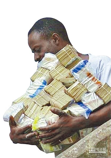 辛巴威惡性通膨,窮得只剩下鈔票,上街購物,竟得捧著成捆的鈔票。(美聯社)