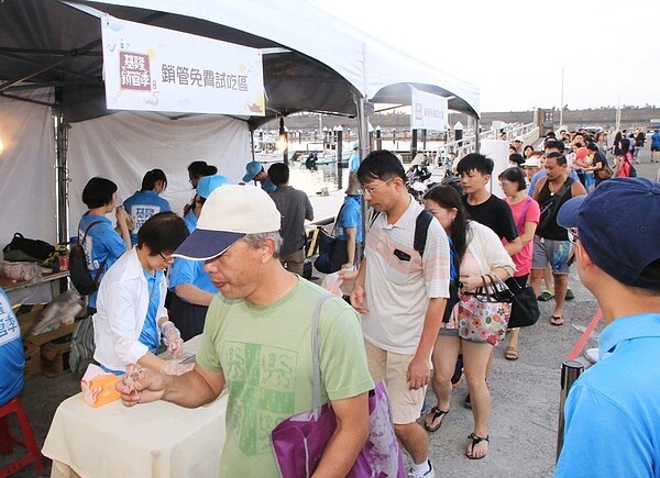 基隆鎖管季登場，民眾排隊嘗免費嘗鮮。圖／基隆市政府提供
