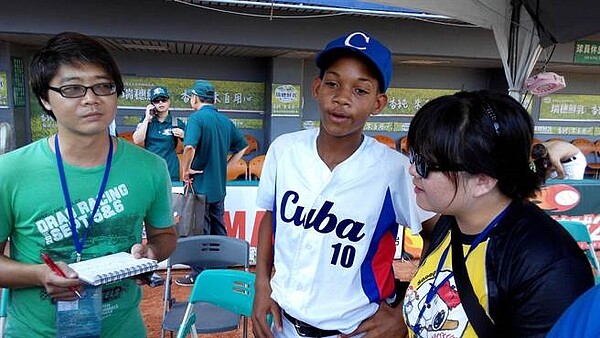 七休一再鬆綁,媒體出國採訪可連上12天班。(廖德修攝)