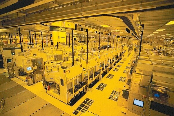 資安專家說，目前駭客都是「客製化」攻擊特定企業，遭病毒感染大多只是開始。 圖／聯合報系資料照片
