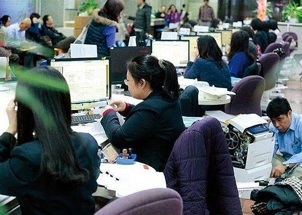 台灣薪資不見起色,日子苦悶導致上班族普遍僵化欠缺創造力。圖為上班畫面示意圖。(本報系資料照片)