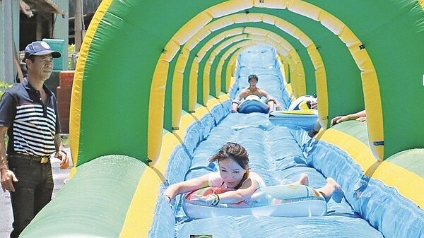 南投縣信義鄉前年利用台21線舊道下坡路段,打造號稱亞洲最長的700公尺充氣滑水道,但因為票價問題,只舉辦一次就停擺。圖/報系資料照