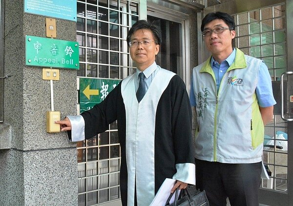 彰化縣員林國宅店面出售及地下一樓停車場紛爭，演成選舉第一場官司，縣府委任律師提告。記者何烱榮／攝影
