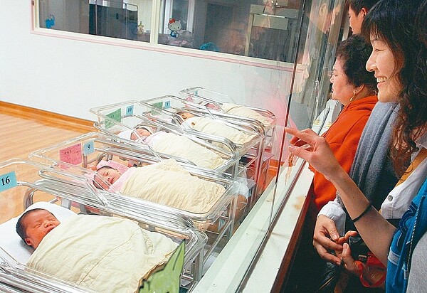 內政部7月戶口統計資料,桃園市出生率、結婚對數增加,均為各縣市第一名。遷入人口數量與6月相比維持2000多人上下,為成長最多縣市。 本報資料照片/記者陳柏亨攝影