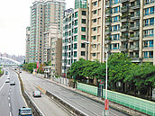 快速道路隔音牆只蓋一半　鄰乾瞪眼